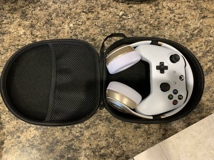 28. The Way My Xbox One S Controller Fits Into My Beats Solo 2’s In This Case