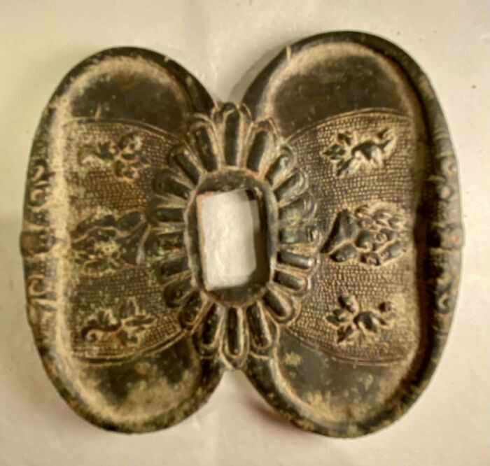 16. Found In The Woods Near The Water’s Edge At My Home In Maryland On The Chesapeake Bay, The Site Of A Shipyard From 1750-1800. The Property Has Documented History Back To 1650’s. It Has Raised Decorative Images On Both Sides And Is Made Of Metal. 1 Image Also Shows A 1906 Indian Head Penny For Scale