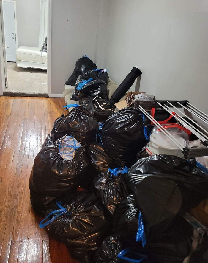 3. Following an exhausting day at work, during which I didn't have a chance to eat and had to wait for four hours for a sample that ended up being canceled, I returned home at 7pm only to discover all my belongings packed in garbage bags.