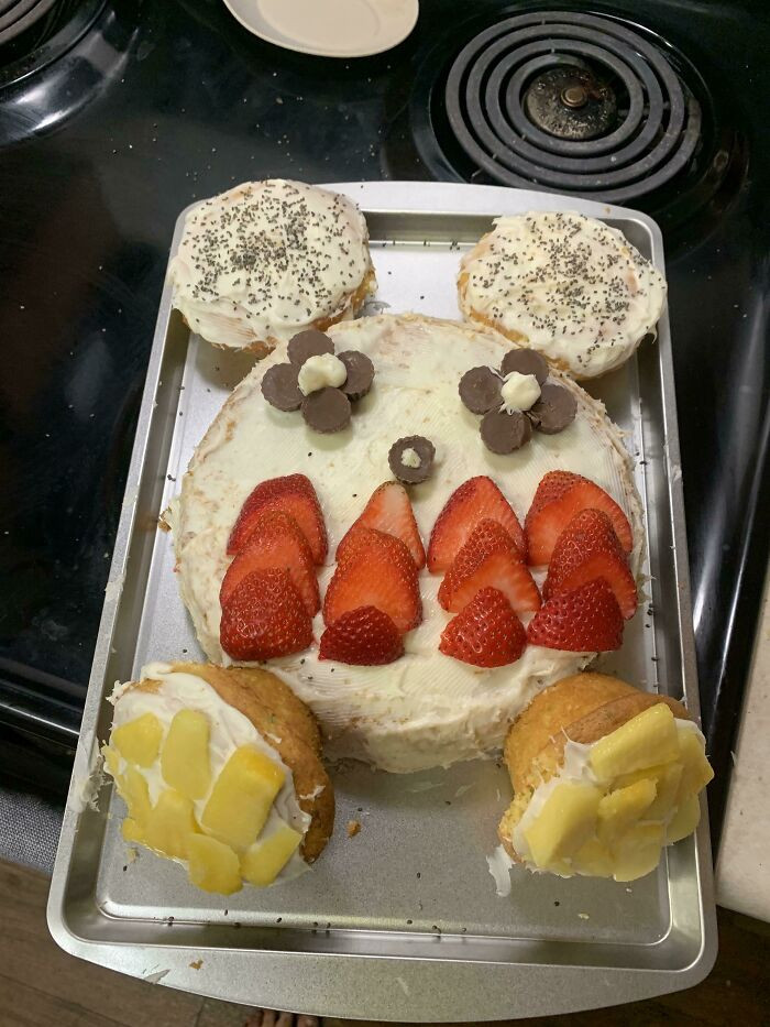 50. Mom tries to make a Mickey Mouse cake for her daughter. We hope the little one didn't get scared.