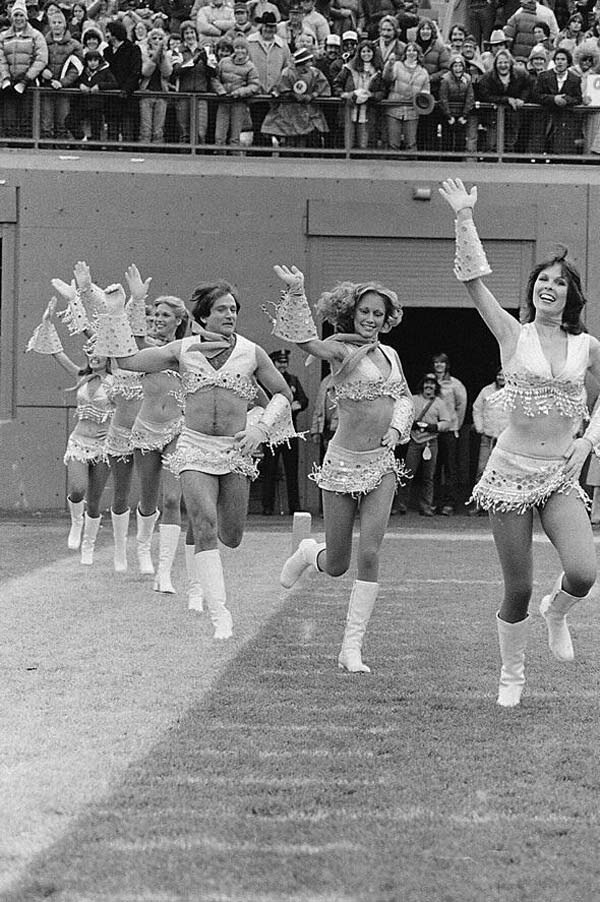 5. Robin Williams joining the cheerleading squad (1980).