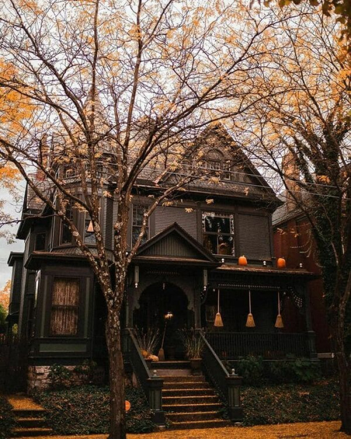 This house gives us super dark vibes with real life haunted house feelings and we love it.