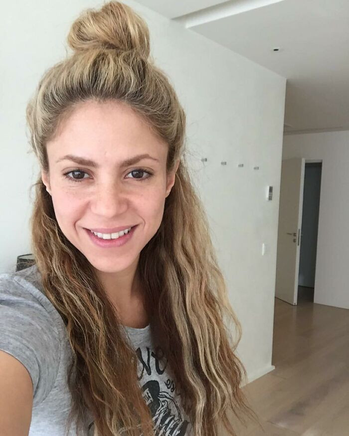 24. Shakira without makeup on her face