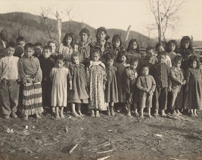 Māori Children At Taumarunui