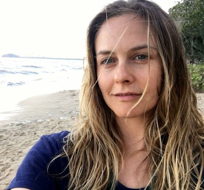 13. Alicia Silverstone without makeup on her face