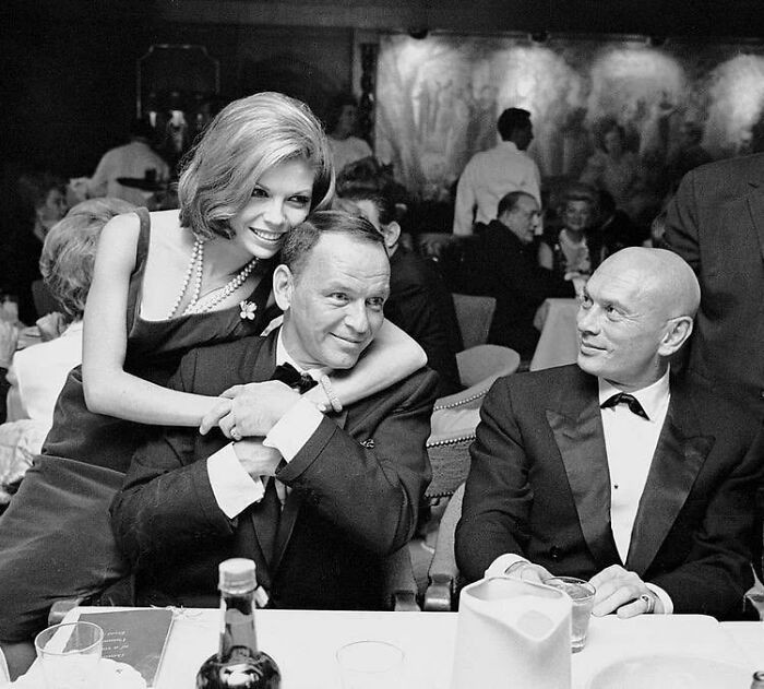 8. In 1965, a snapshot captured Nancy Sinatra alongside her father Frank Sinatra and family friend Yul Brynner at the Sands Hotel in Las Vegas