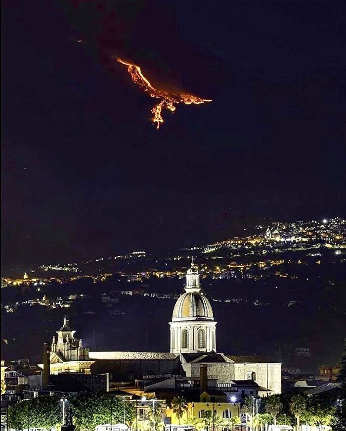 5. “Eruption on Mount Etna (Sicily) gives the illusion of a Phoenix in the sky. 🌋🦅”