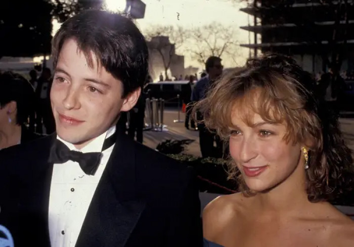 15. Matthew Broderick and Jennifer Grey played bother and sister in Ferris Bueller's Day Off, but started secretly dating while finishing the film.