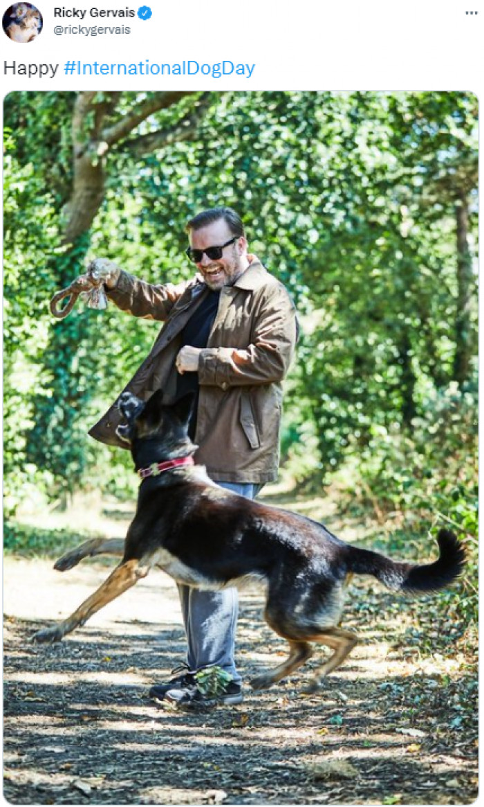 10. Ricky Gervais and his buddy enjoying playful time together: