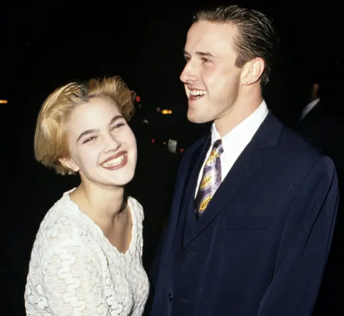 3. David Arquette and Drew Barrymore were siblings in Never Been Kissed. David then revealed later on that they actually dated two years before it, but Drew denied.