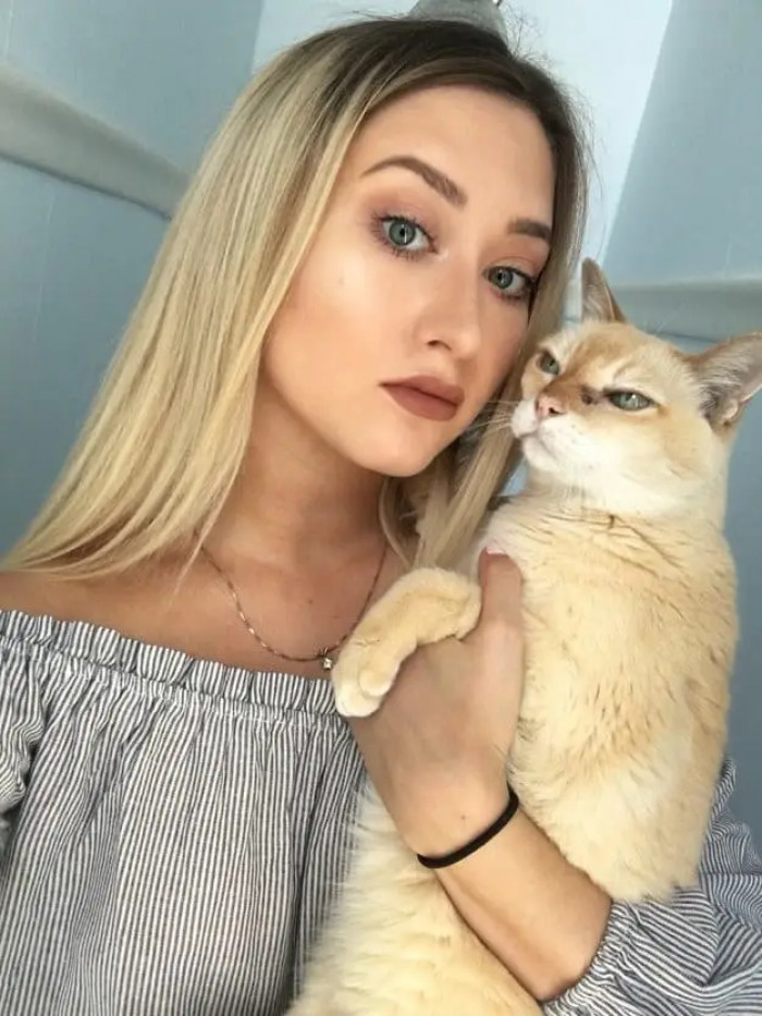 2. Check out this green-eyed blondie and her matching hooman