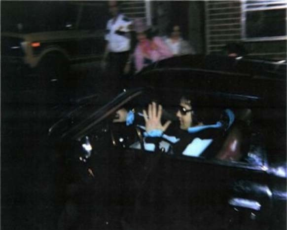 5. Elvis Presley arriving in Graceland alongside Ginger Alden in 1977. He was found unresponsive on the bathroom floor of his home shortly after, and died from cardiac arrest that same afternoon.
