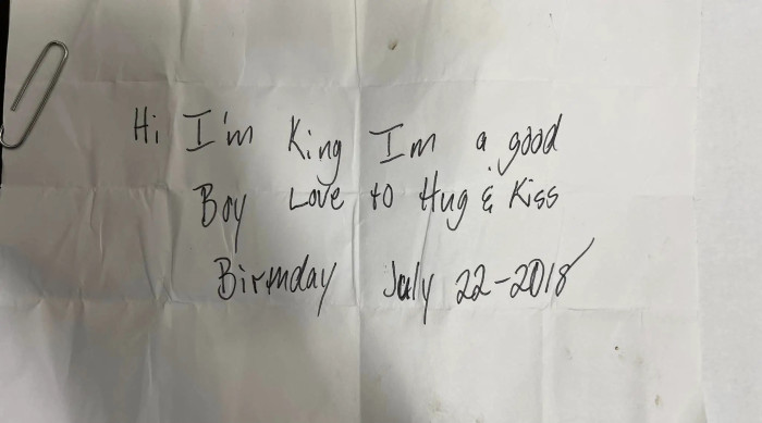 “Hi, I’m King. I’m a good boy,” the note reads. “Love to hug and kiss. Birthday July 22nd, 2018.”