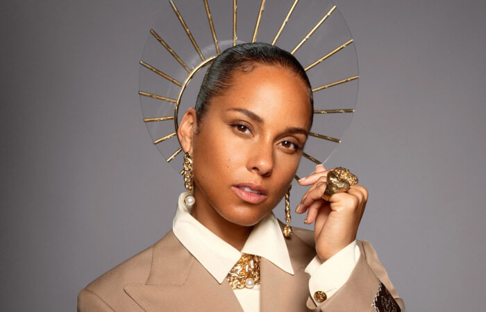 7. Speaking of incredible music and vocalists, Alicia Keys is not only a phenomenal R&B performer but also one of the most adored Hollywood figures with a very high IQ